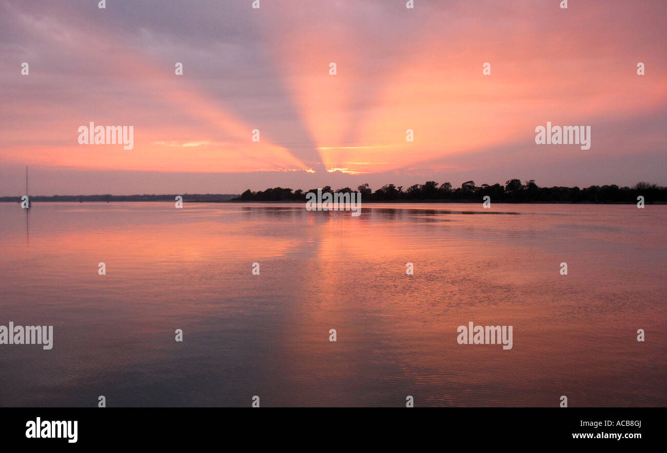 Sonnenuntergang über dem Fluss Stour Essex Panorama Strahlen Stockfoto