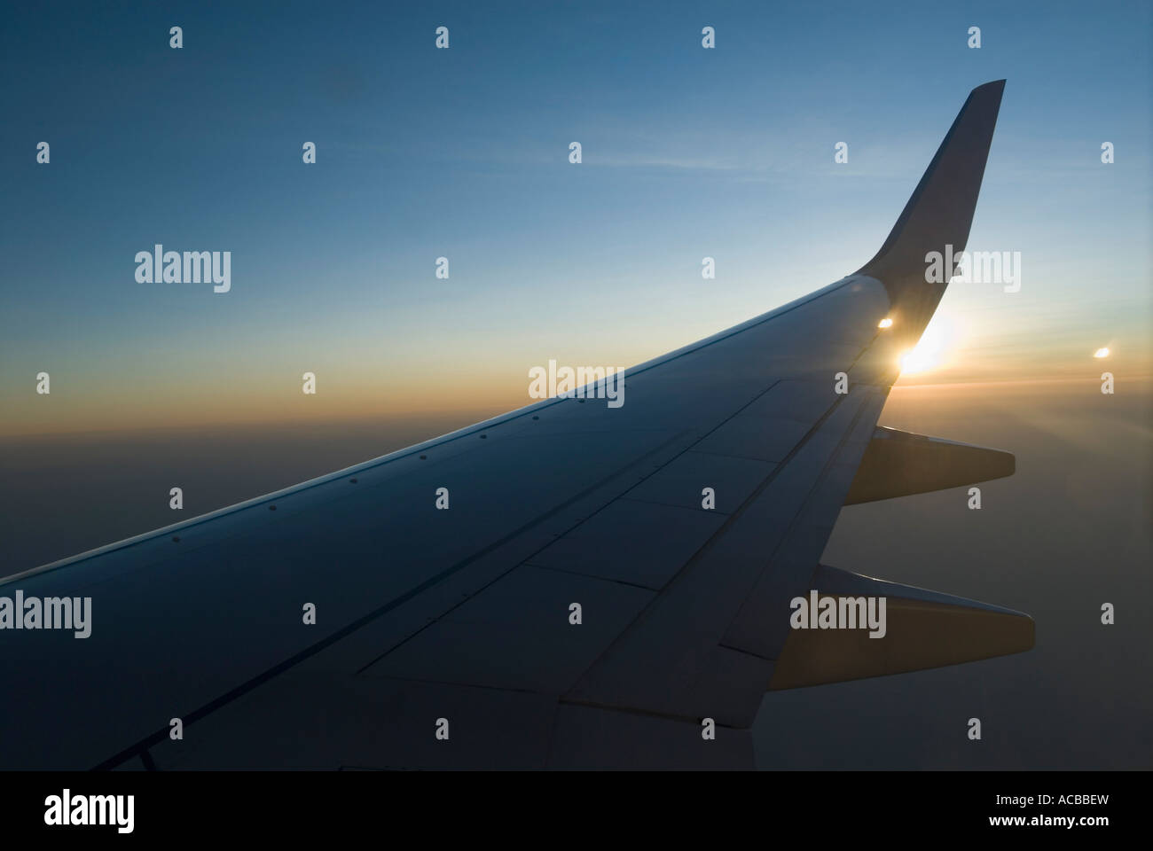 Nahaufnahme von der Tragfläche eines Flugzeugs in der Abenddämmerung Stockfoto