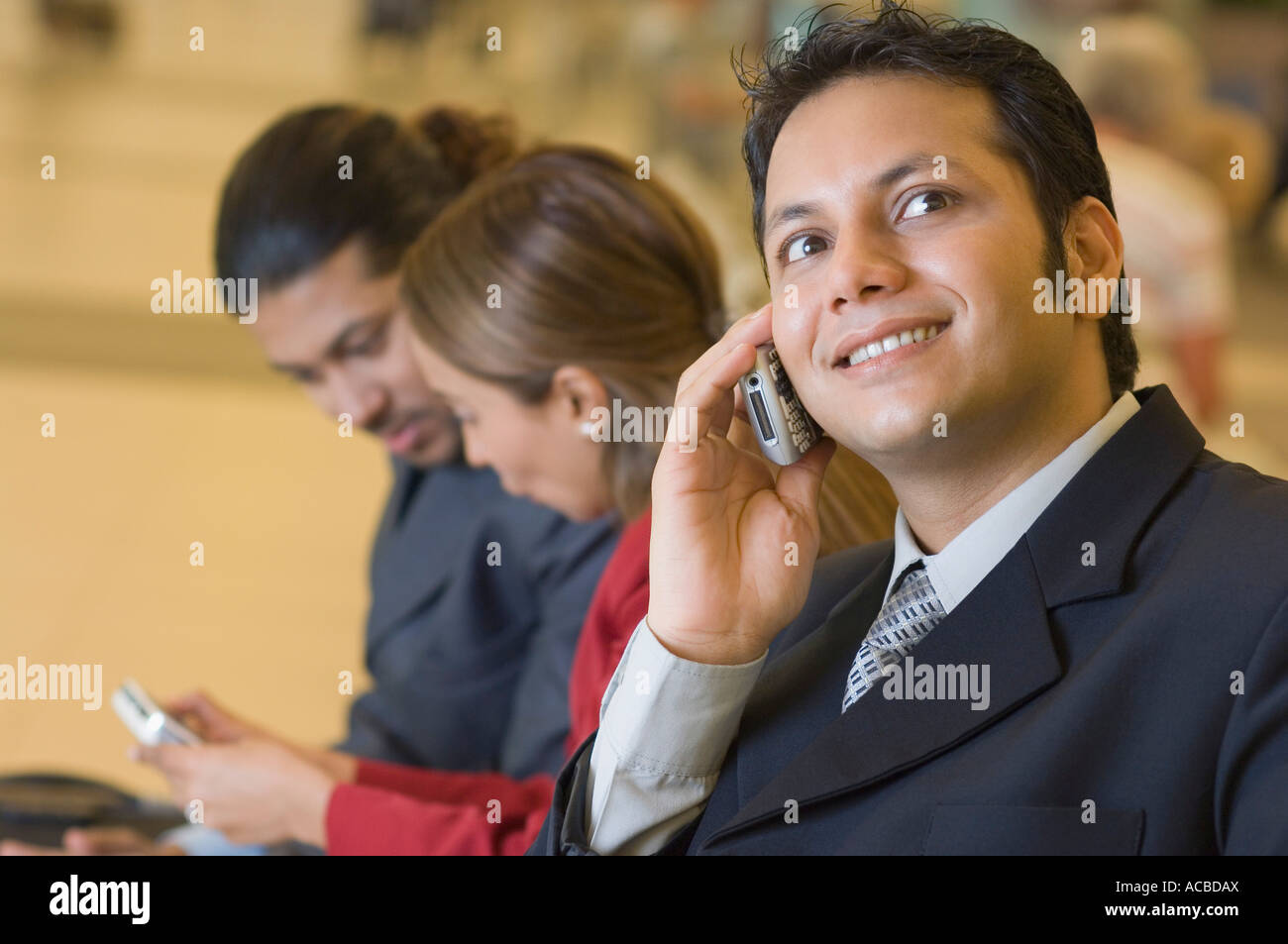 Nahaufnahme eines Geschäftsmannes, sprechen mit anderen Führungskräften neben ihm auf dem Handy Stockfoto