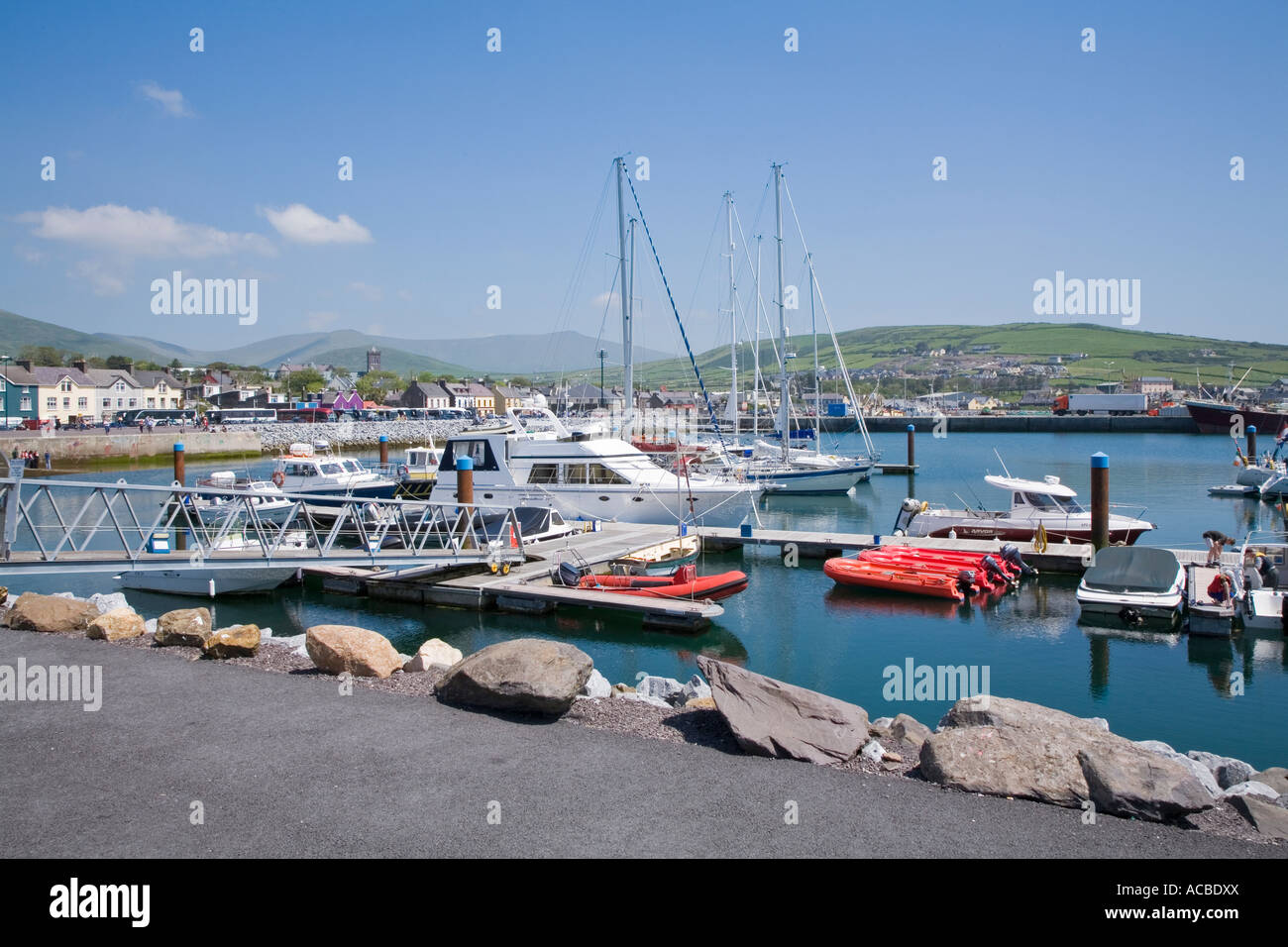 Motorboote und Segelboote in Dingle harbour Graf Kerry Irland Stockfoto