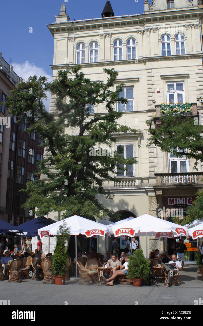 Krakau Open Air Kneipe Café mit Touristen auf dem alten Marktplatz in Krakau Polen Stockfoto