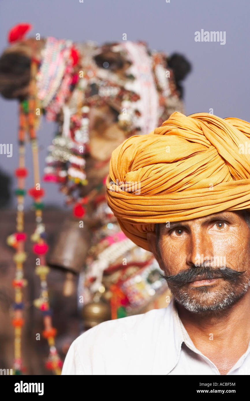 Porträt eines Mitte erwachsenen Mannes mit turban Stockfoto