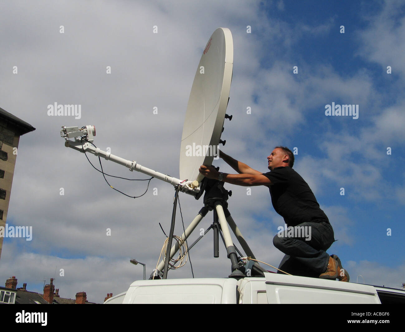 Techniker Aufbau einer TV-Satelliten-Link in Leeds, Yorkshire. Stockfoto