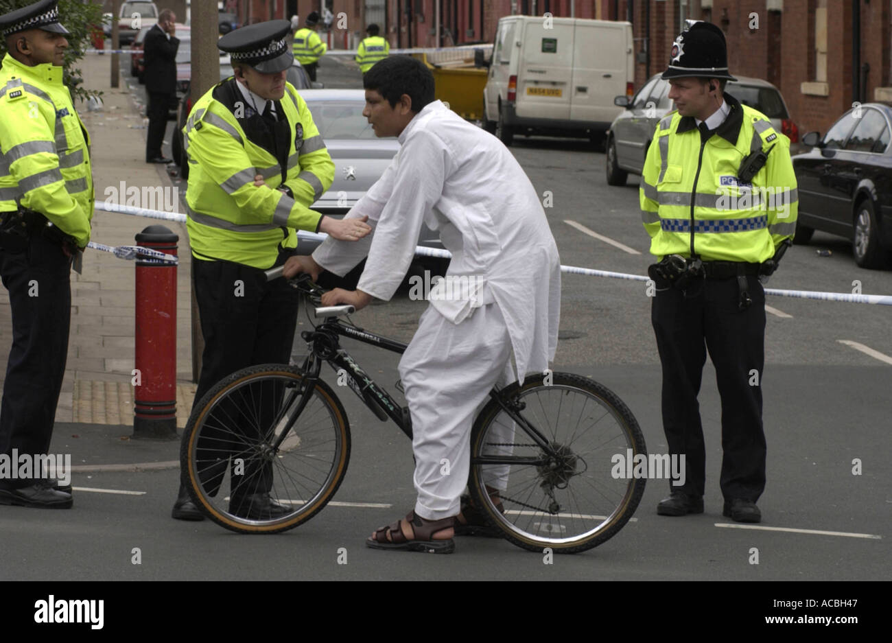 Polizei stoppen einen Radfahrer in Bude Straße, Beeston, Leeds Stockfoto
