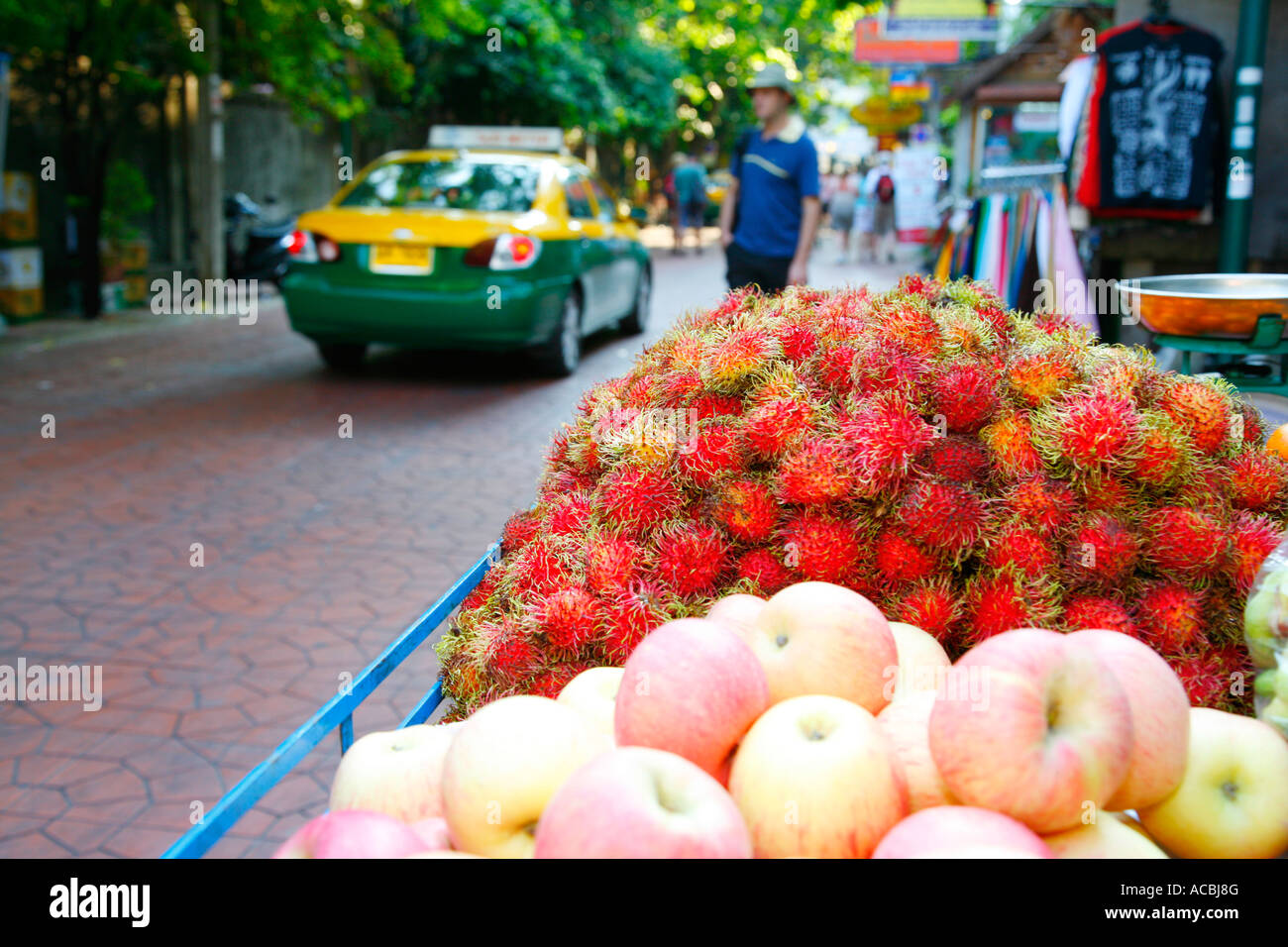 Litschi (Litchi Chinensis) Litschi oder Laichi Nüssen und Äpfeln in Straßenhändler Wagen außerhalb Wat Chana Songkram, Bangkok, Thailand Stockfoto