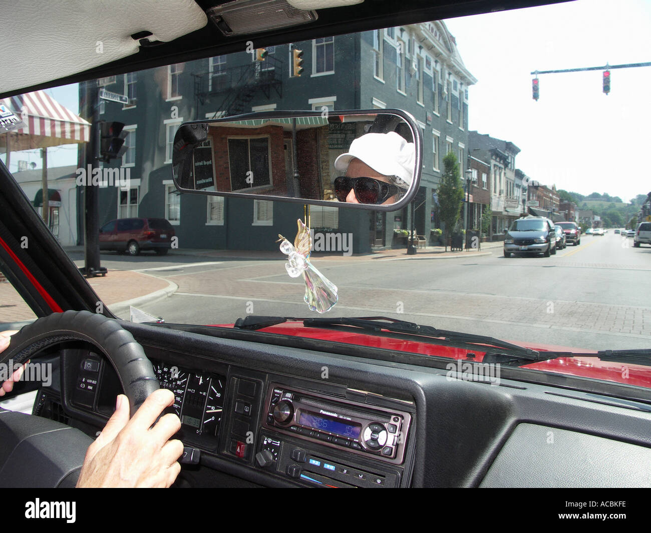 Fahrer am geparkt an Ampel Stockfoto