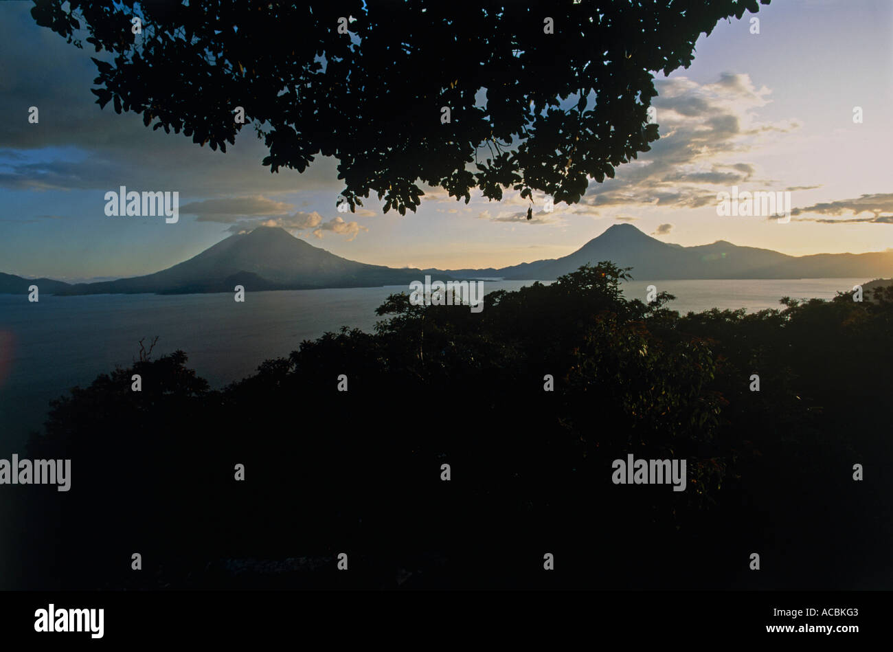 Vulkane Atitlán und San Pedro Atitlan See am Abend Guatemala Stockfoto