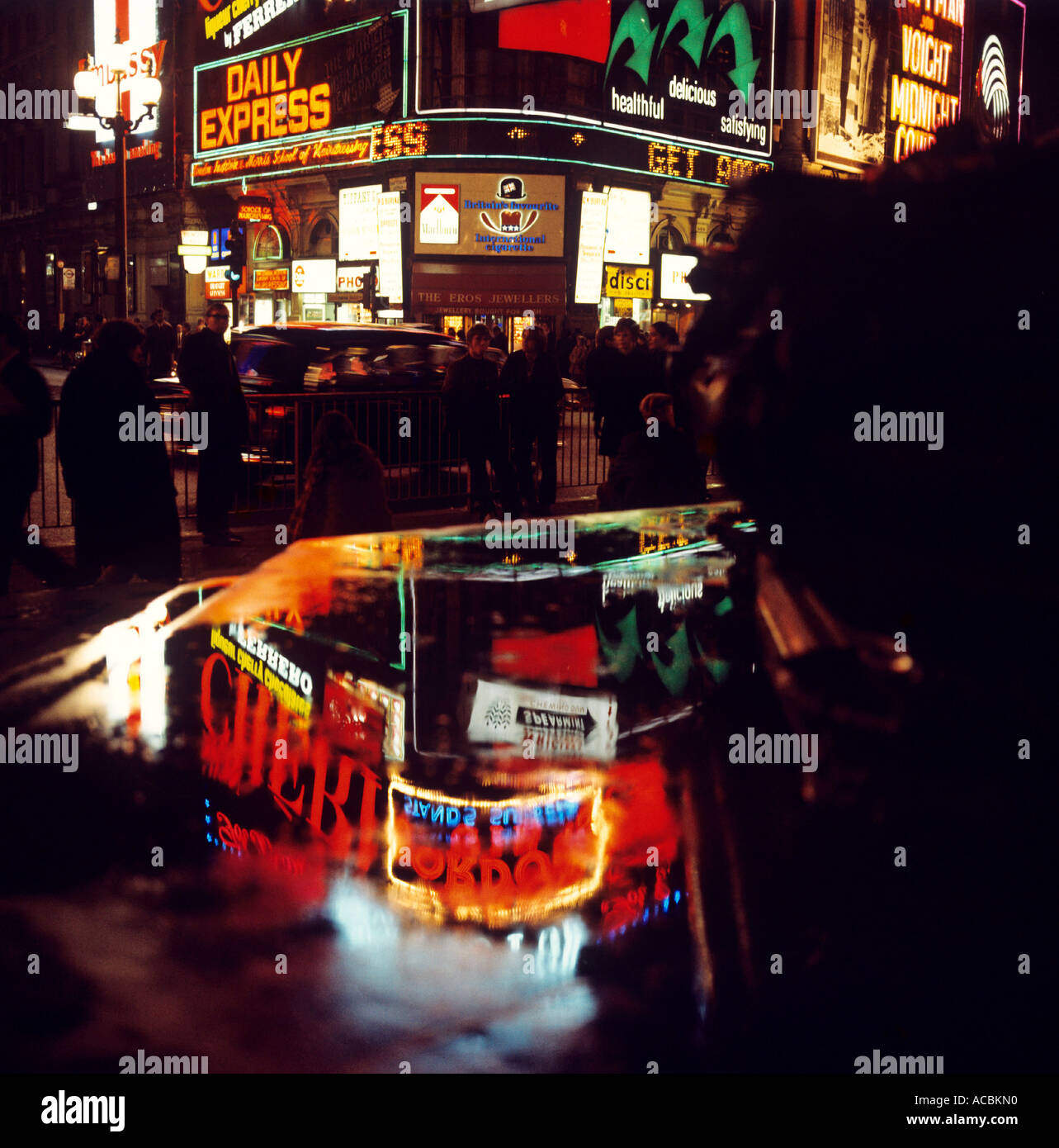 Neon zeigt am Piccadilly Circus Square bei Nacht-Stadt London-England-Großbritannien Stockfoto
