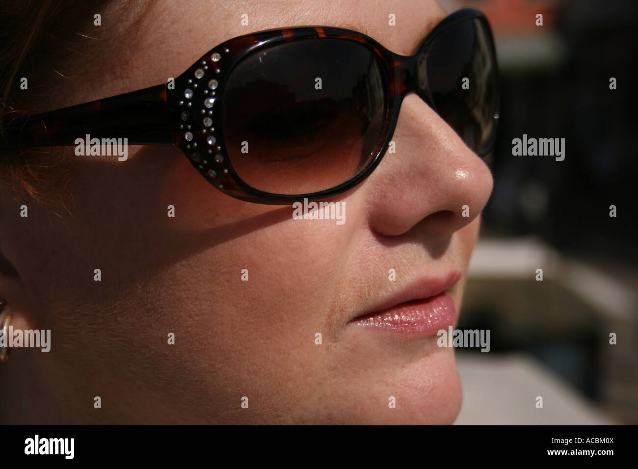 Frau mit Sonnenbrille Stockfoto