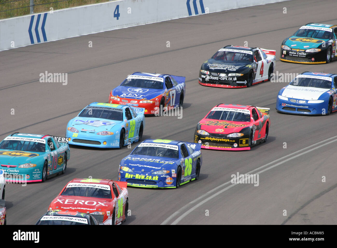 V8-Nascar Art Lager Rennwagen auf einer Querneigung ovalen Strecke Stockfoto