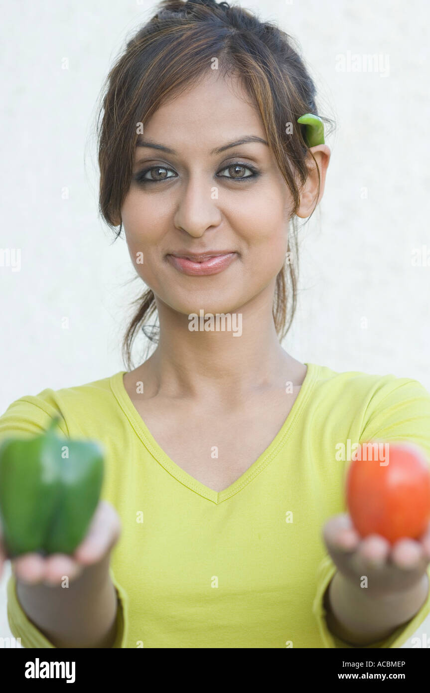 Porträt einer jungen Frau mit Gemüse Stockfoto