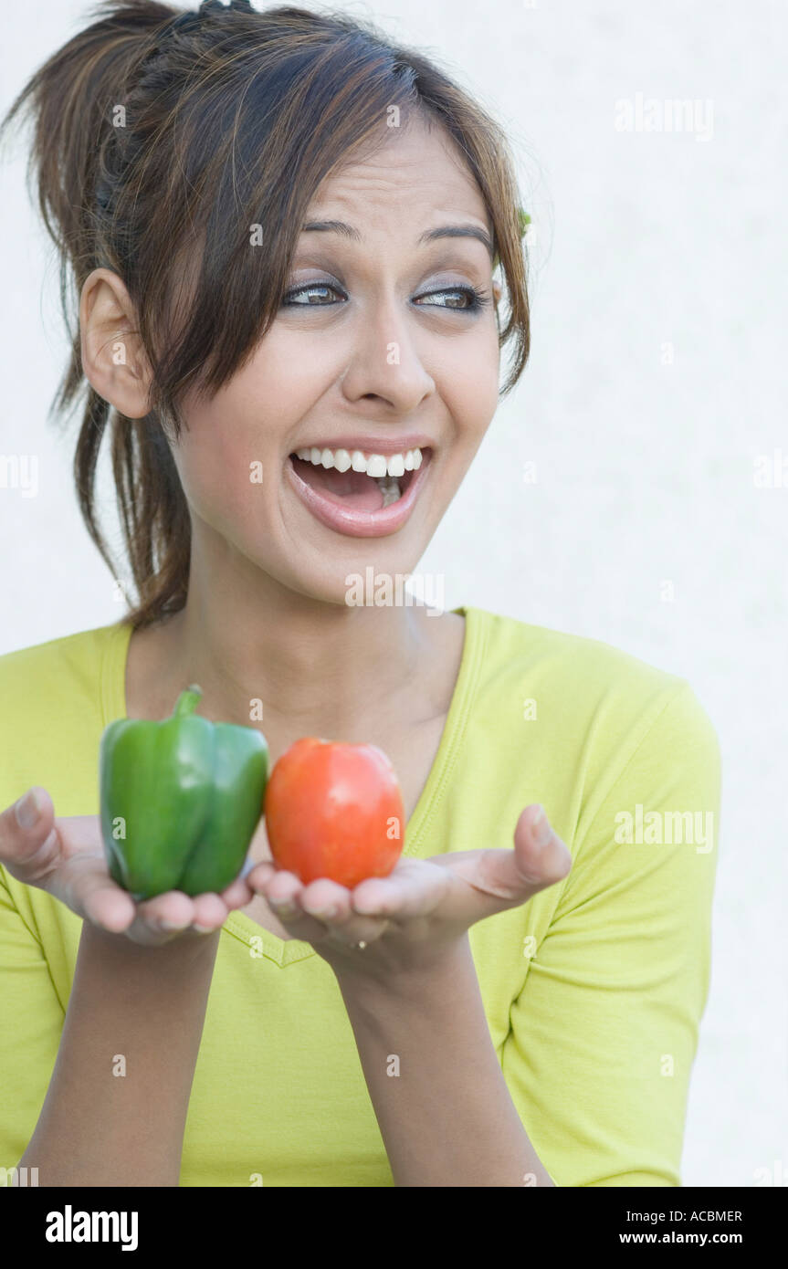 Nahaufnahme einer jungen Frau mit Gemüse Stockfoto