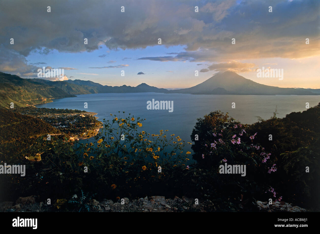 Atitlan-See und Vulkan des Atitlan in Guatemala Abend Stockfoto