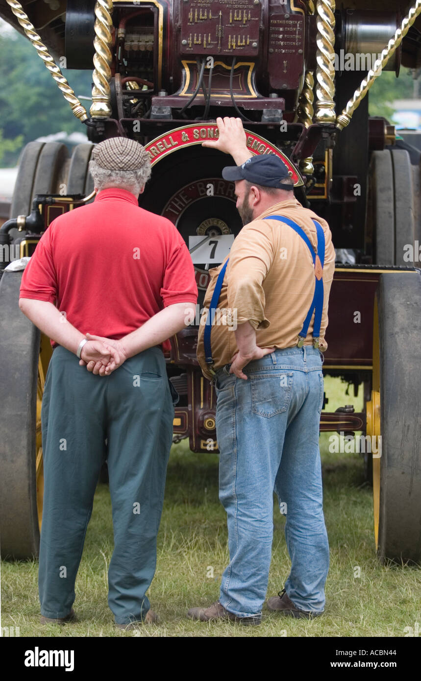 Zwei Männer vor Dampftraktion Motor Norfolk UK Stockfoto