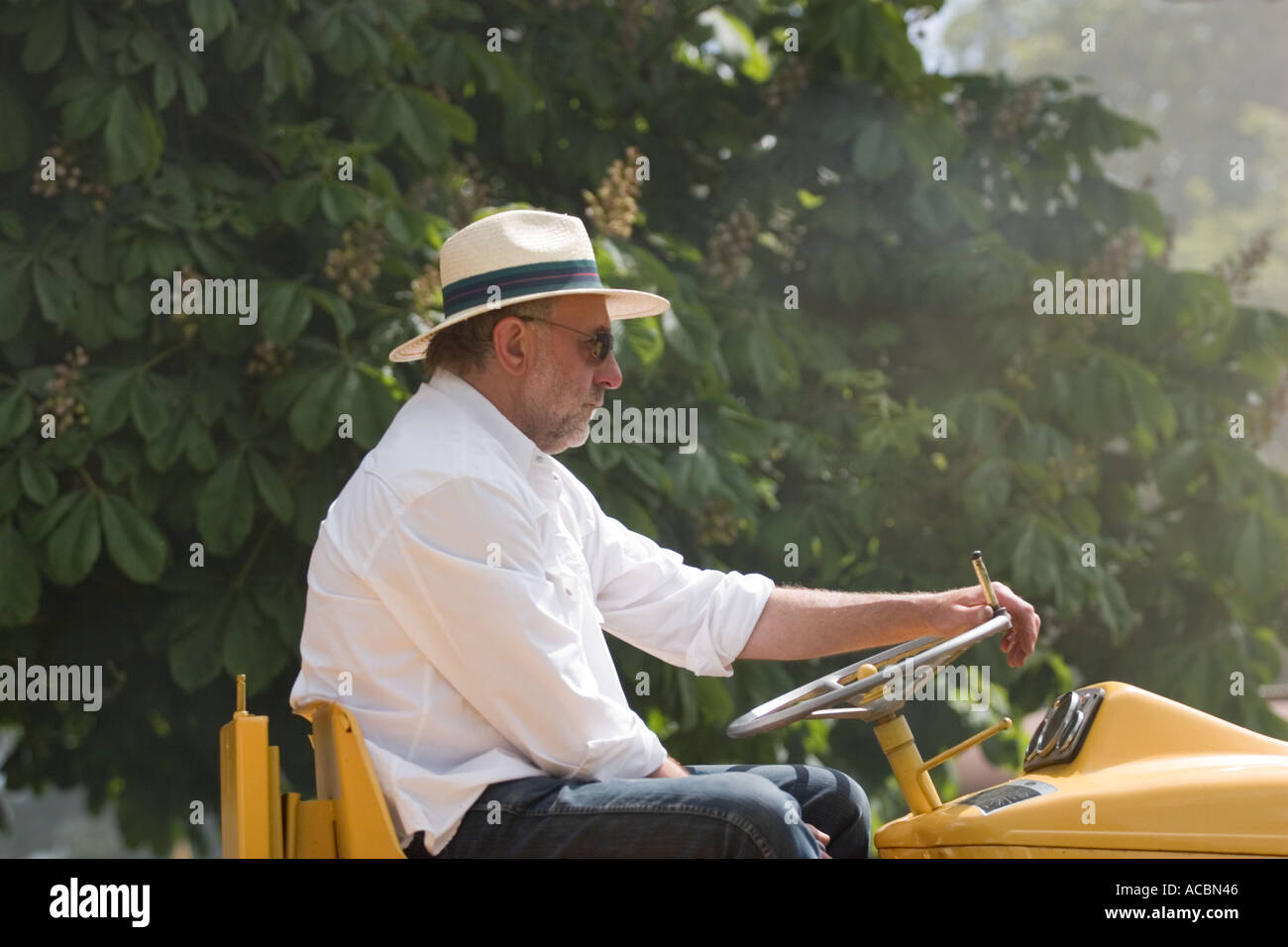 Mann sitzt auf klassische Traktor bei Show-UK-Norfolk Stockfoto