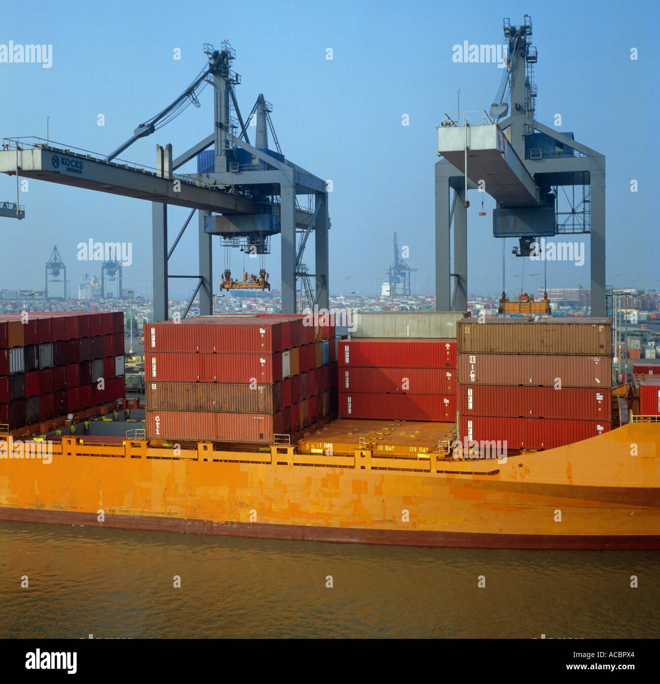 Entladung Containerschiff Hafen von Bremerhaven Landkreis Bremen Deutschland Stockfoto