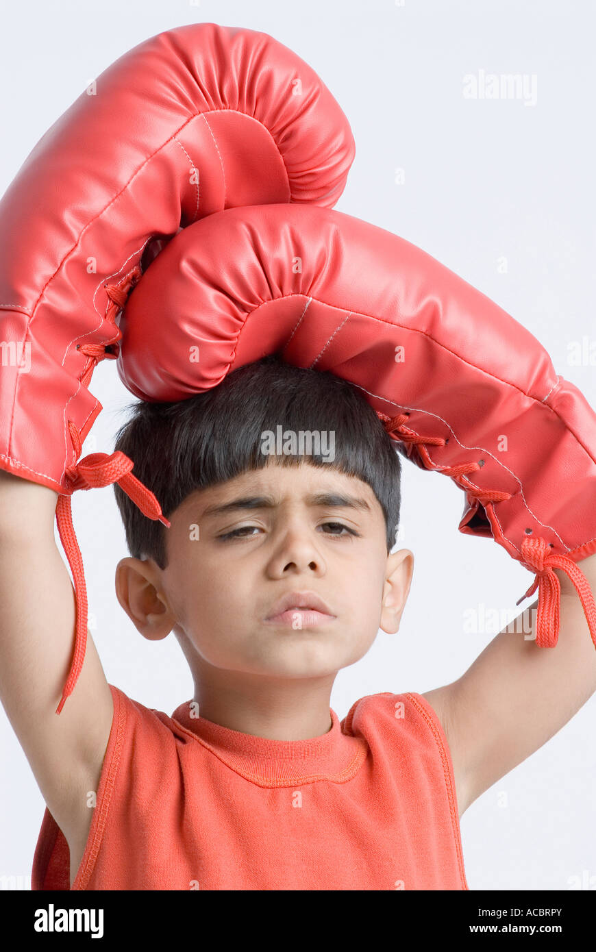 Bildnis eines Knaben tragen Boxhandschuhe und suchen traurig Stockfoto