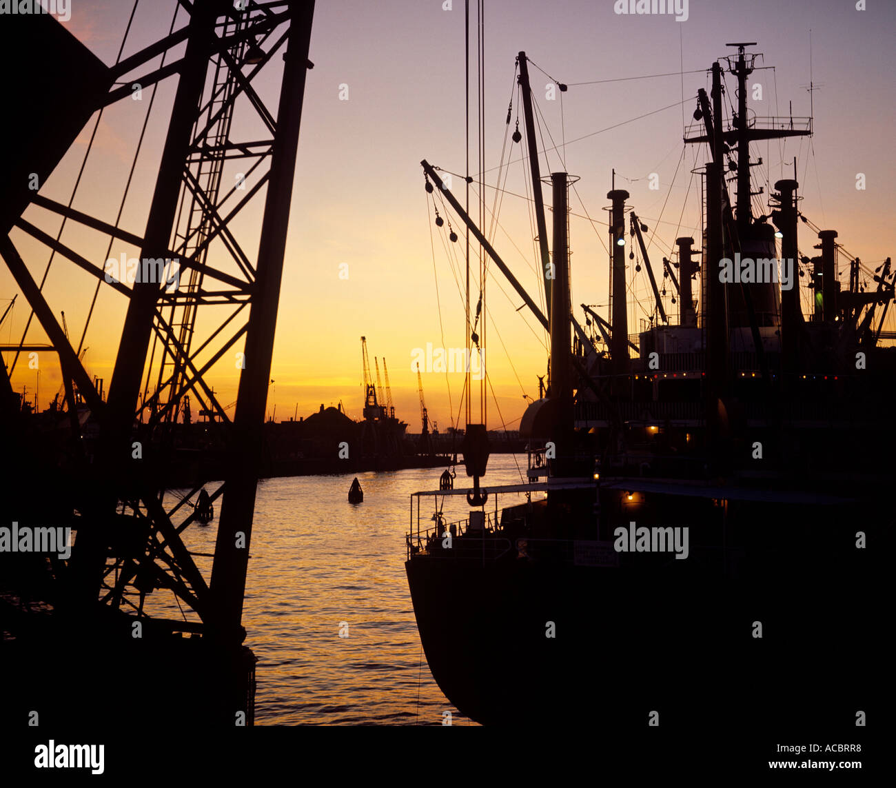 Hafen Hamburg am Abend Deutschland Stockfoto