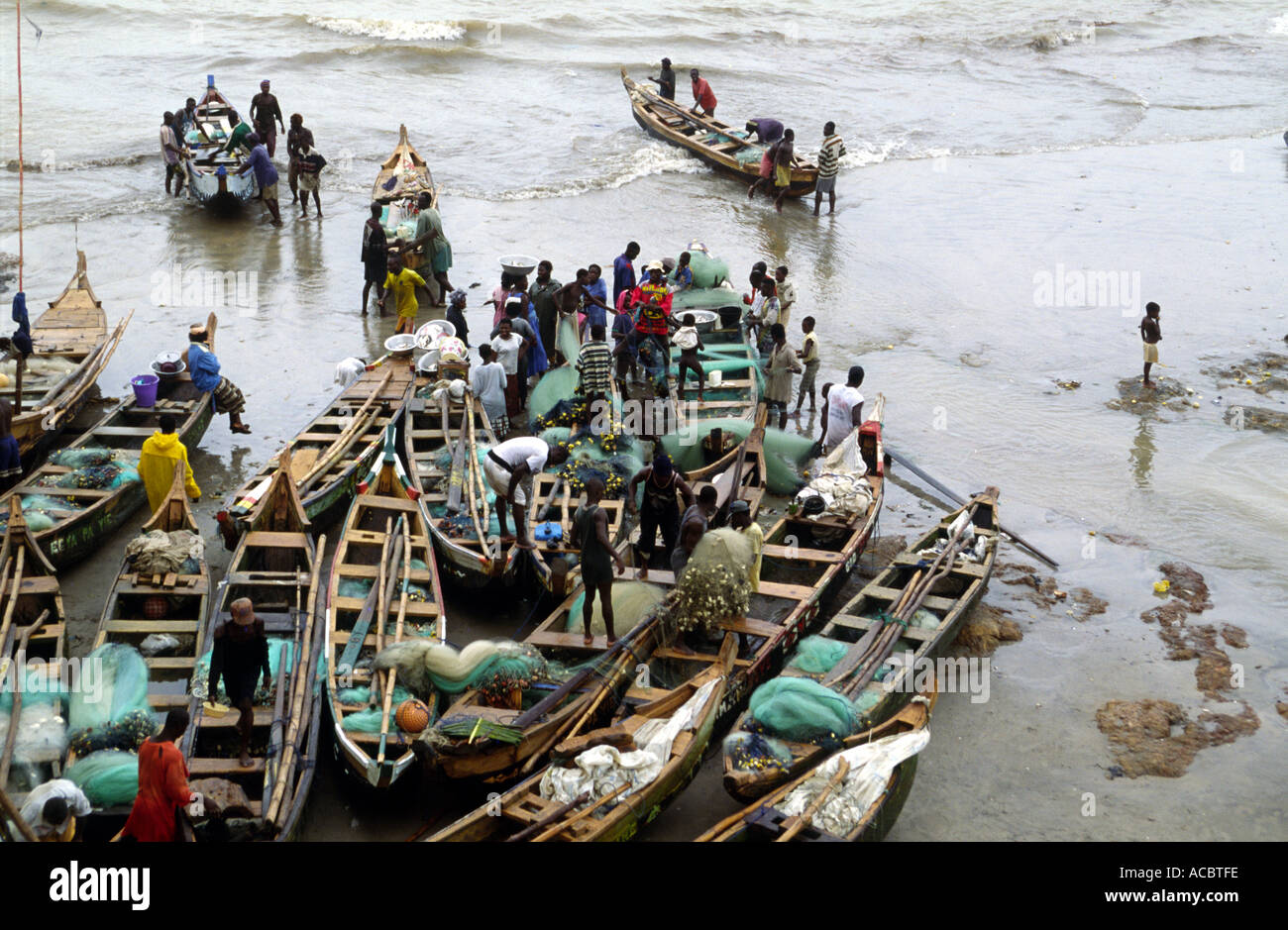 Angelboote/Fischerboote im Regen am Cape Coast in der Nähe von Elmina Castle Ghana Westafrika Stockfoto