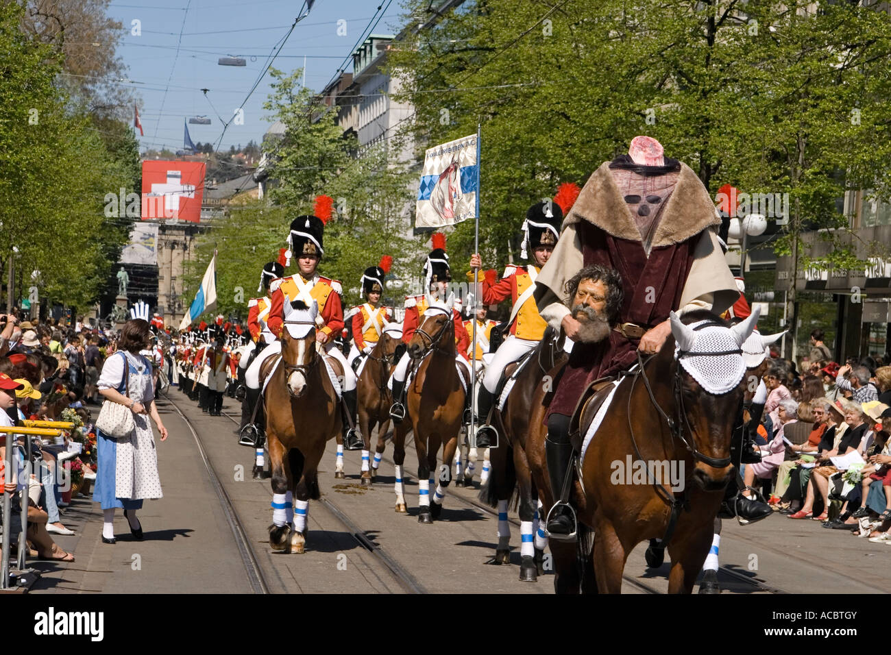 Schweiz Zürich Sechselaeuten alte Tradition der Zünfte im Frühling bewegt sich in Kostümen und Uniformen durch Zürich Stockfoto