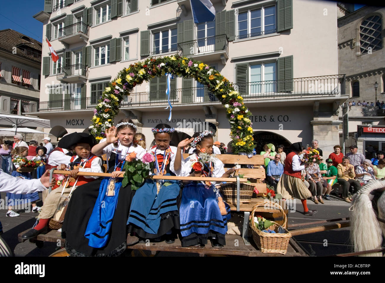 Schweiz Zürich Sechselaeuten alte Tradition der Zünfte im Frühling bewegt sich in Kostümen und Uniformen durch Zürich Stockfoto
