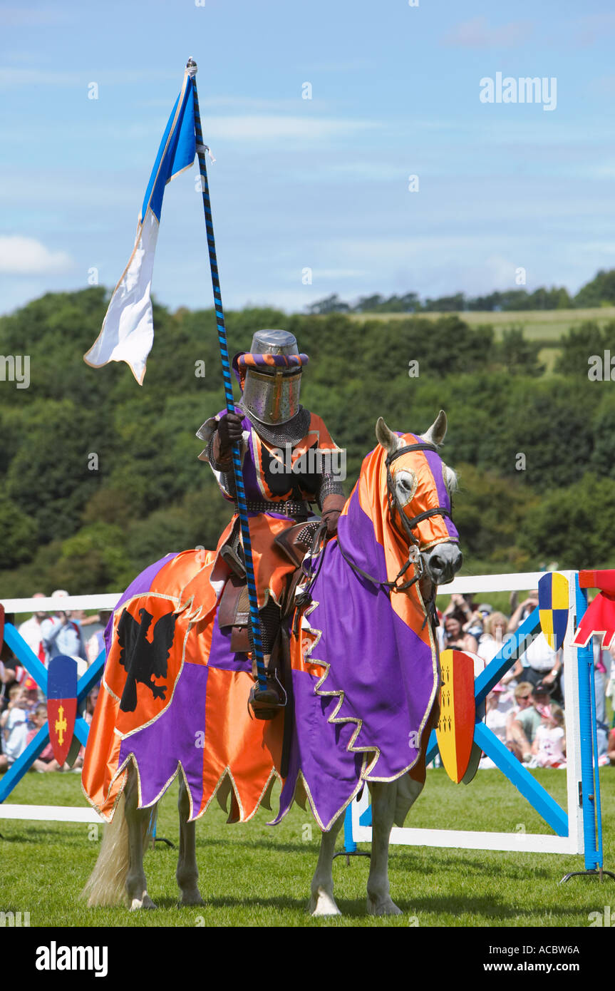 Ritter in einer historischen re Erlass von einem Ritterturnier montiert Stockfoto