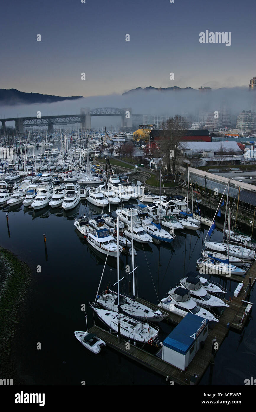 Granville Island Marina in der Nacht mit Bergen im Hintergrund Vancouver BC Kanada Stockfoto