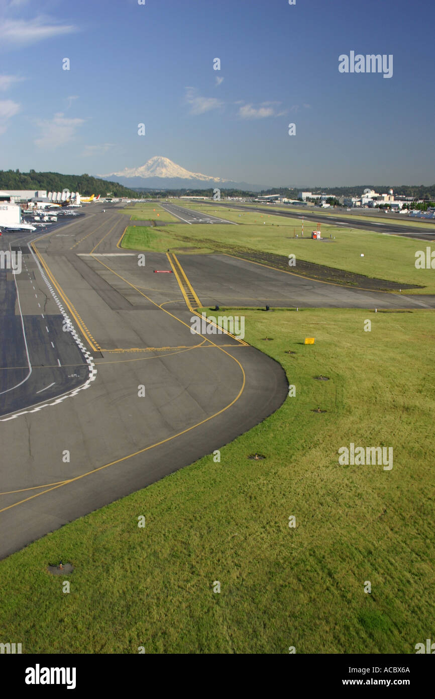 Luftaufnahme der Landebahn im king county Flughafen Boeing Field mit Mt Rainier im Hintergrund Stockfoto