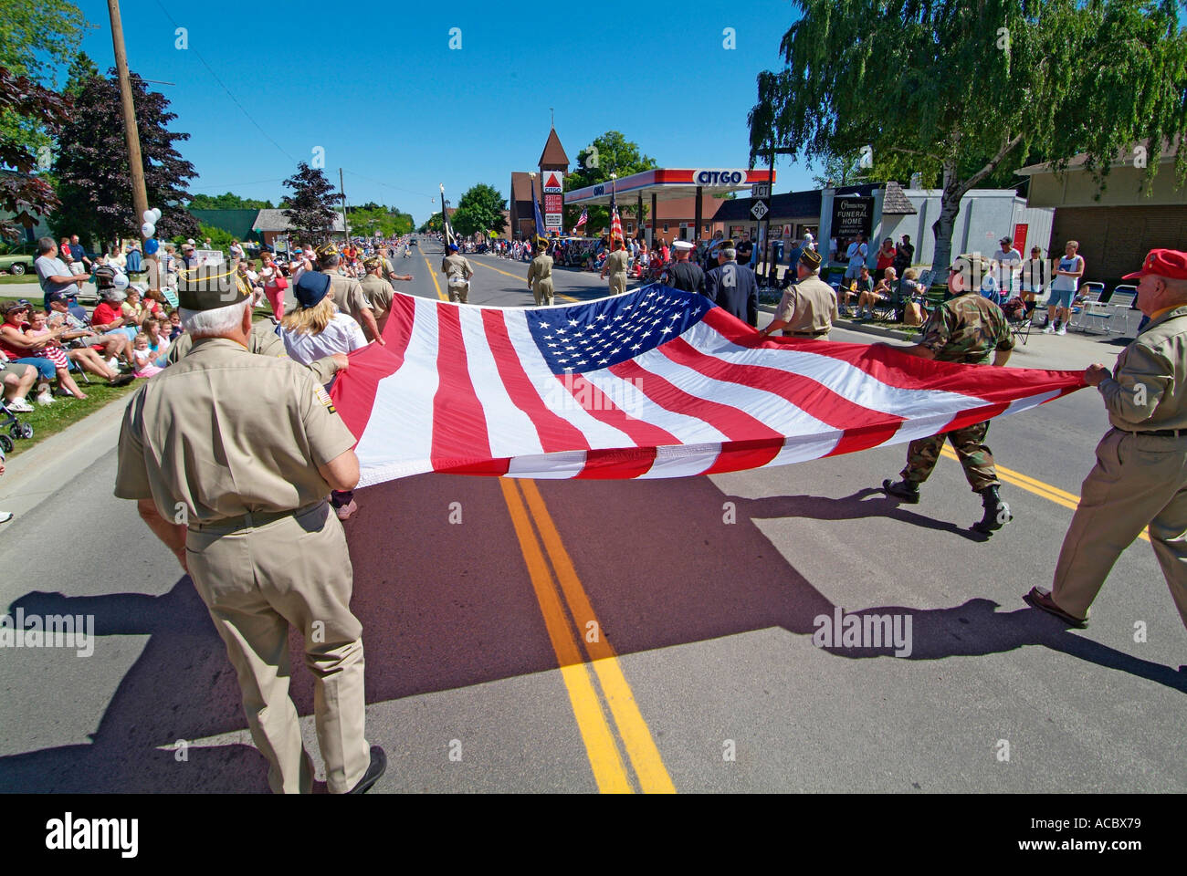 Veteranen gehen mit Flagge Independence Day Parade in Lexington Michigan Stockfoto