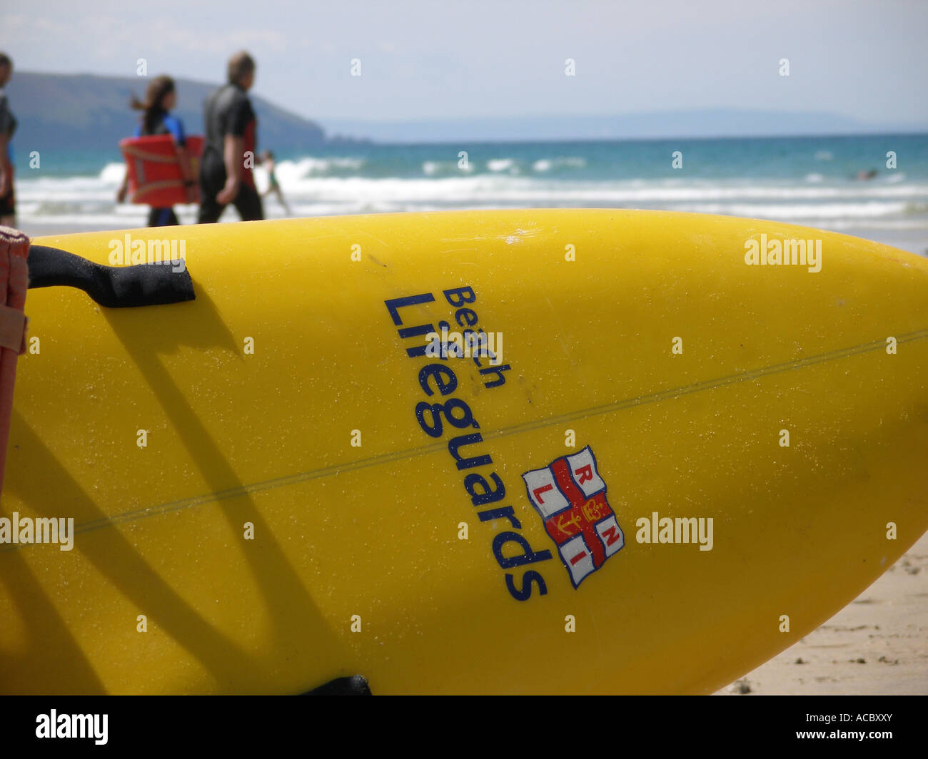 Cornwall-Strand im Sommer mit Rettungsschwimmer Surfbrett. Stockfoto