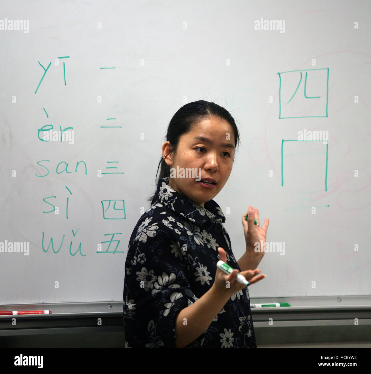 Eine Frau lehrt Chinesisch (Mandarin) an einem Connecticut Programm nach der Schule Stockfoto