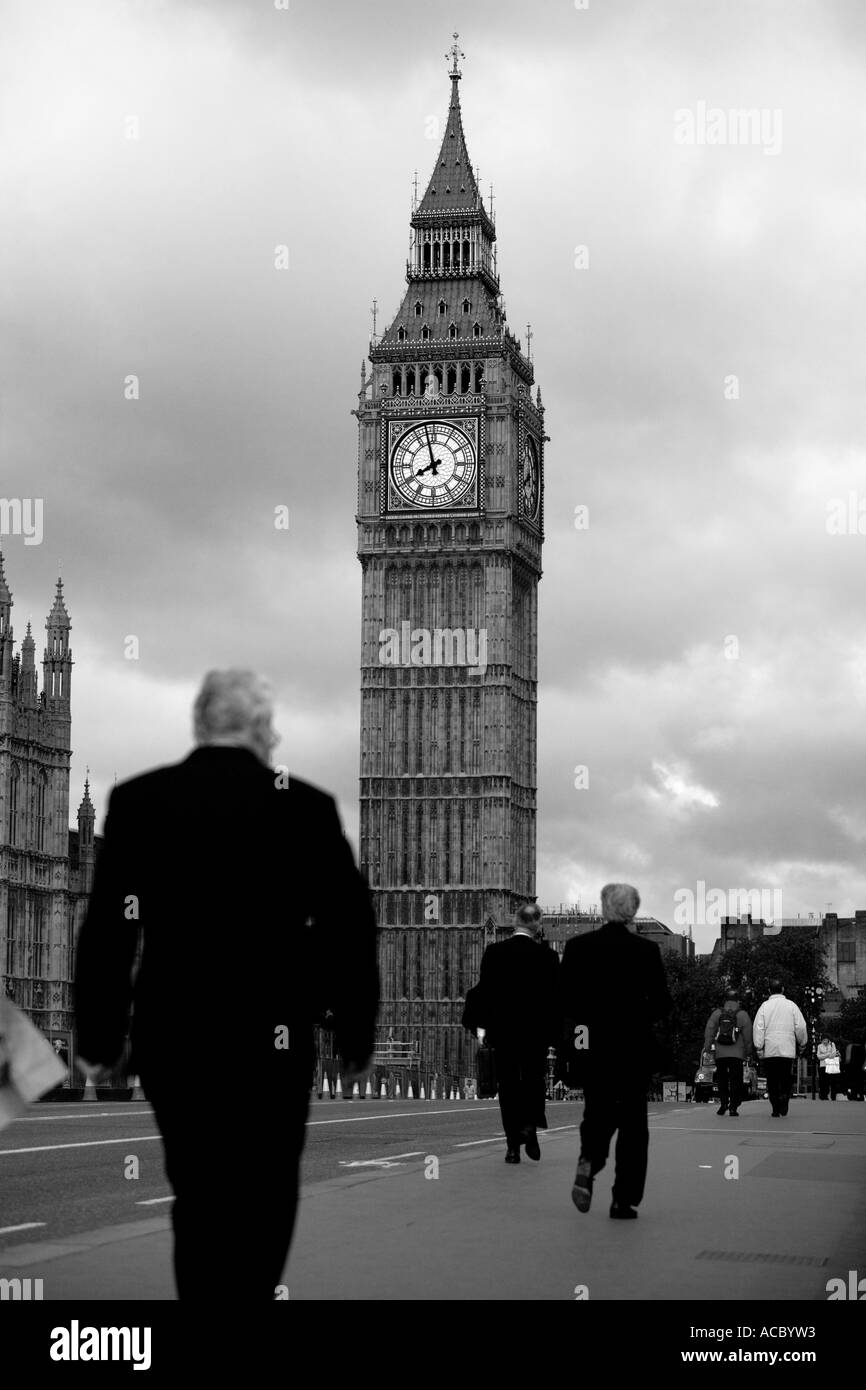 Unternehmerinnen und Pedestrains der Westminster Brücke unter der Big Ben Clock Tower in der Nähe von Parlament in London, Großbritannien Stockfoto