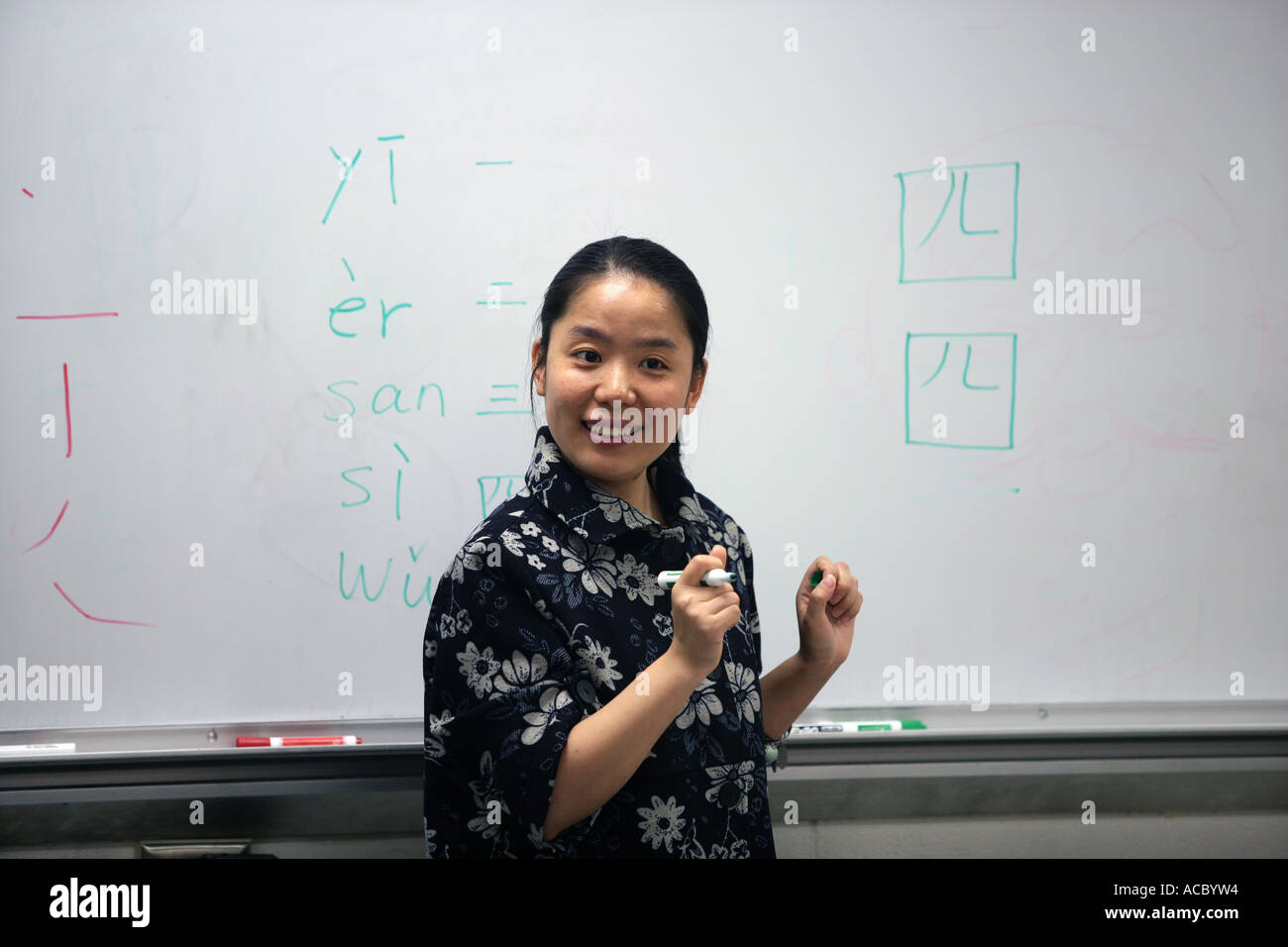 Ein Lehrer lehrt uns Mittelschüler / innen in einem nach der Schule Chinesisch (Mandarin) Programm Stockfoto