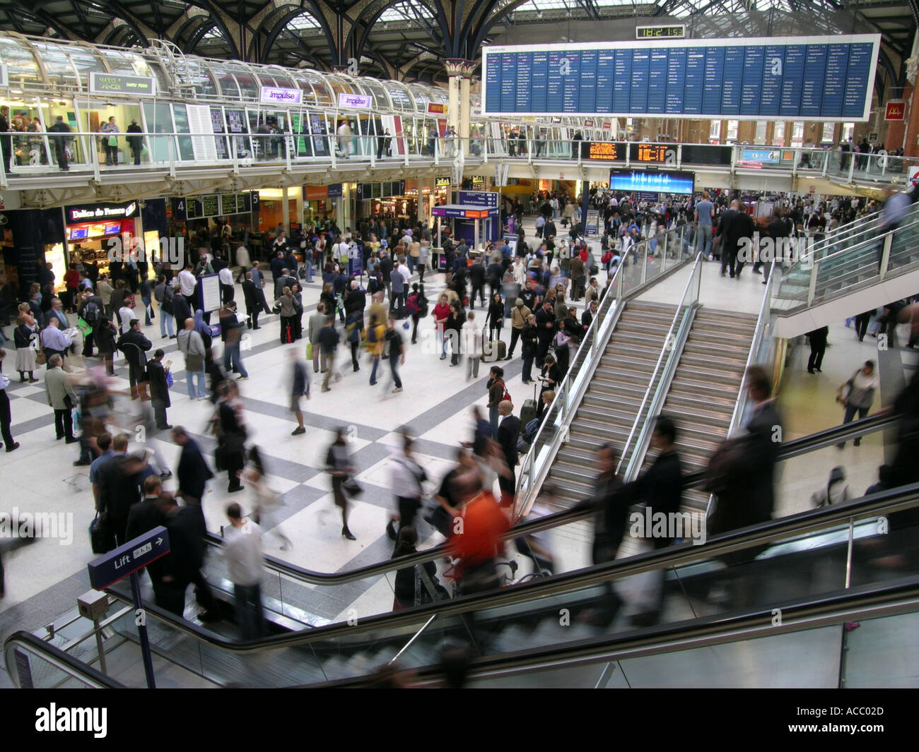 Masse der Menschen Pendler in Liverpool Street Bahnhof und u-Bahn Station London England UK Reisetag Stockfoto