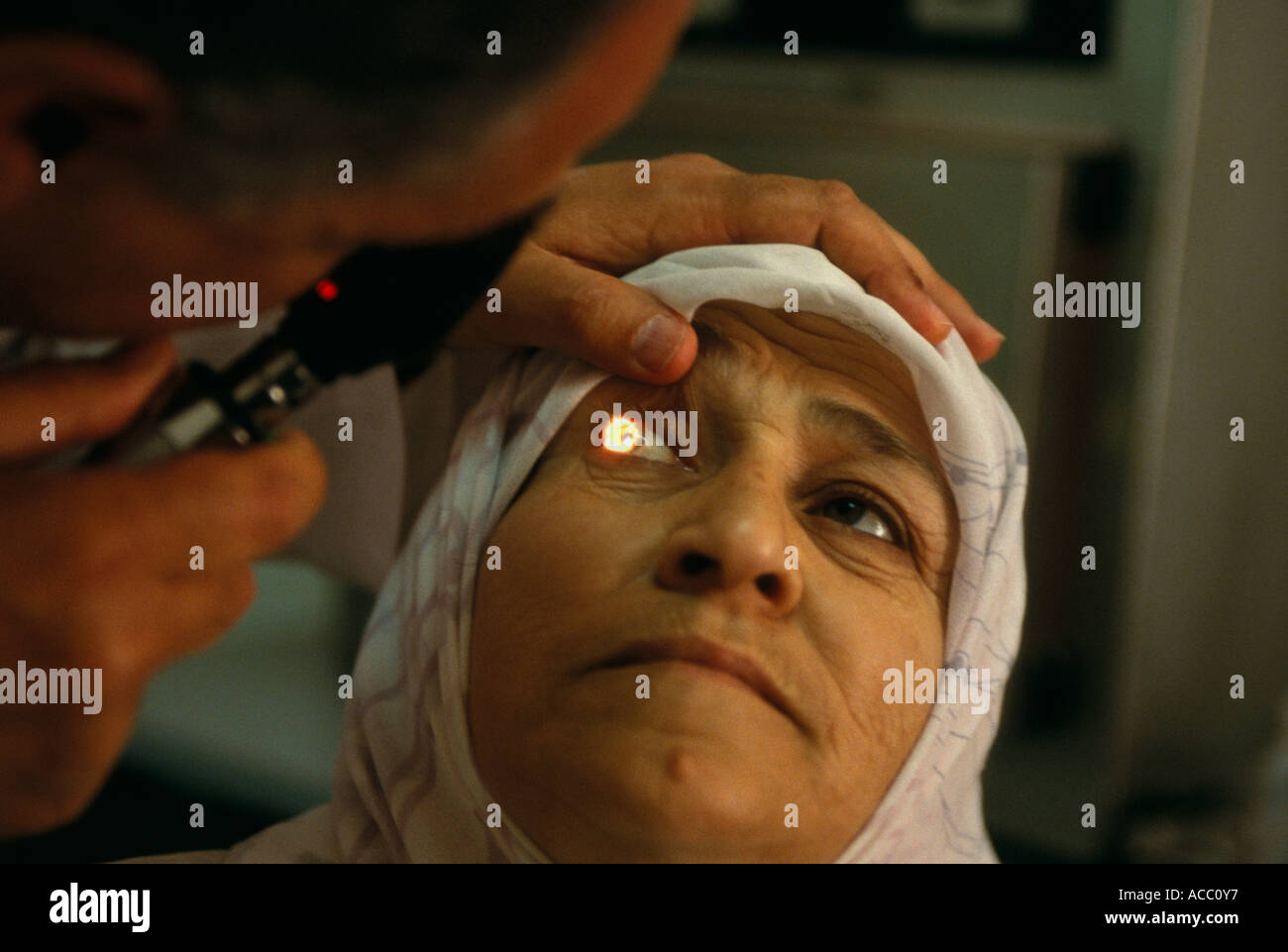 Eine Augenuntersuchung in einer Klinik in Beirut Libanon Stockfoto