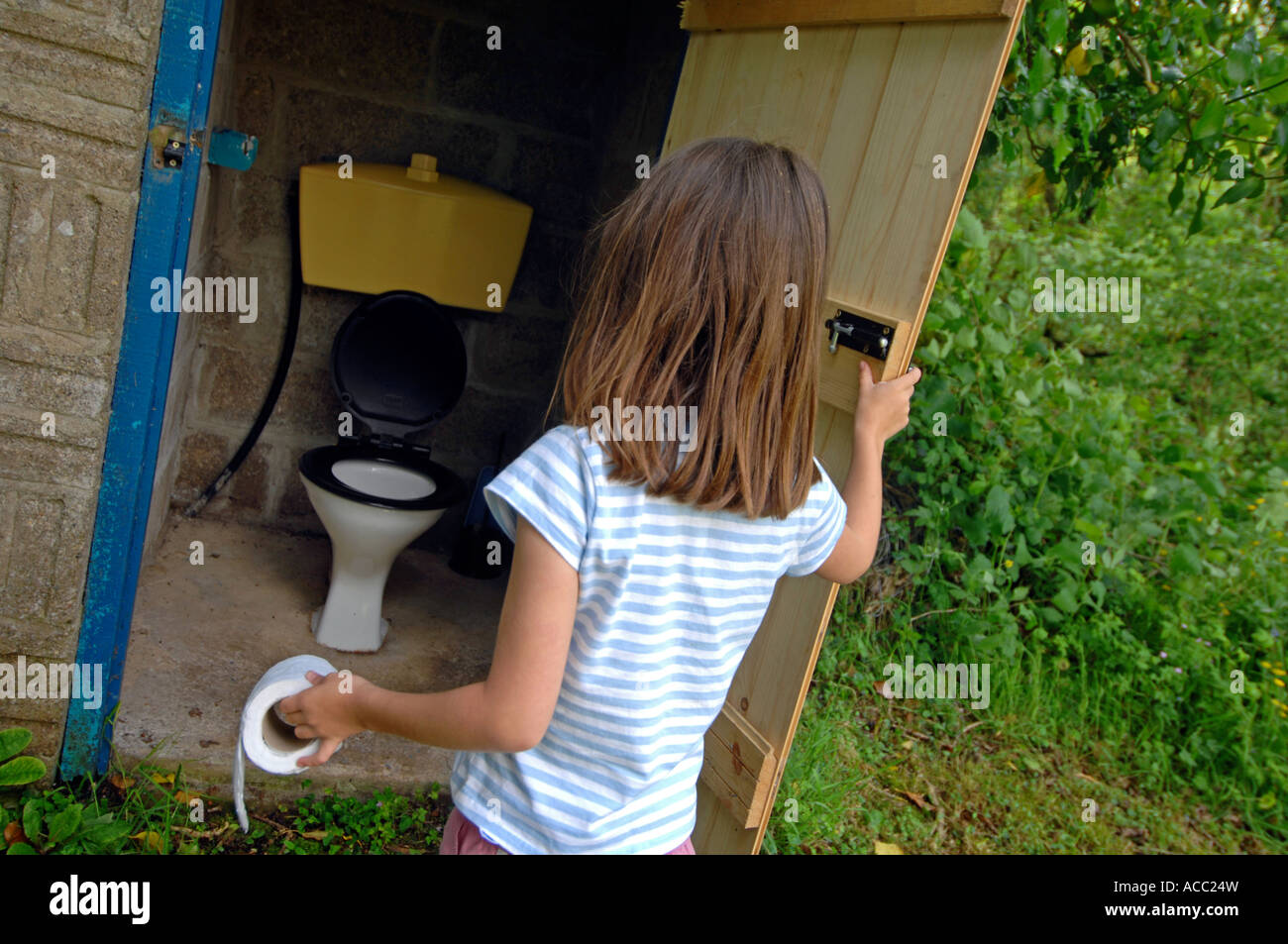 WC, Außentoilette, Mädchen mit einem Outdoor-Toilette Stockfoto