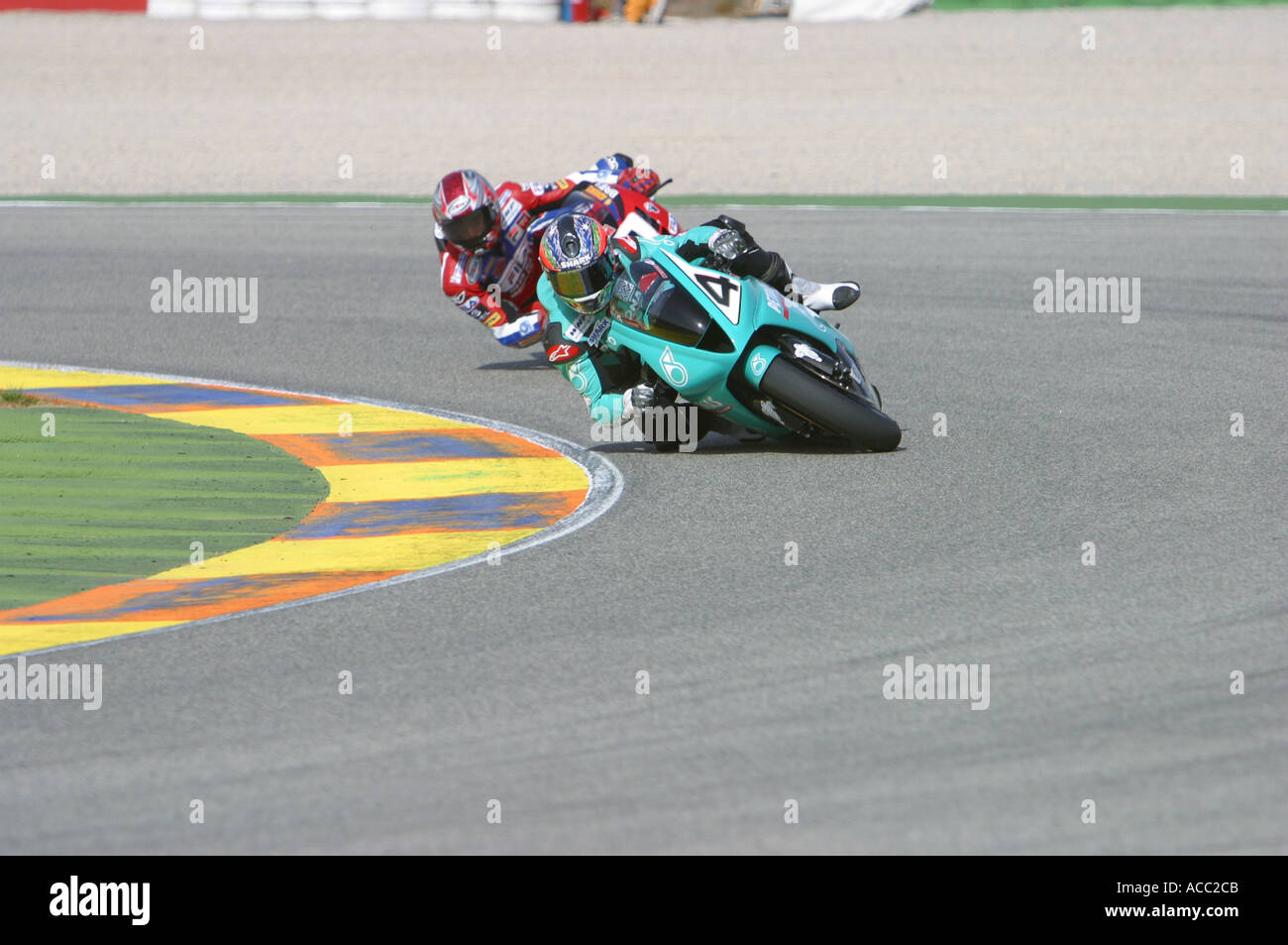 Troy Corser Team Foggy Petronas mit Ruben Xaus Fila Ducati im Hintergrund Circuit Ricardo Tormo Valencia Stockfoto