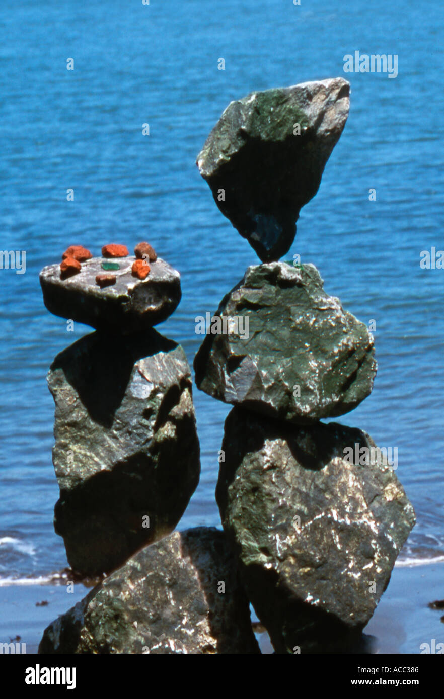 Künstlichen ausgewogene Felsen in der Nähe Küste Stockfoto