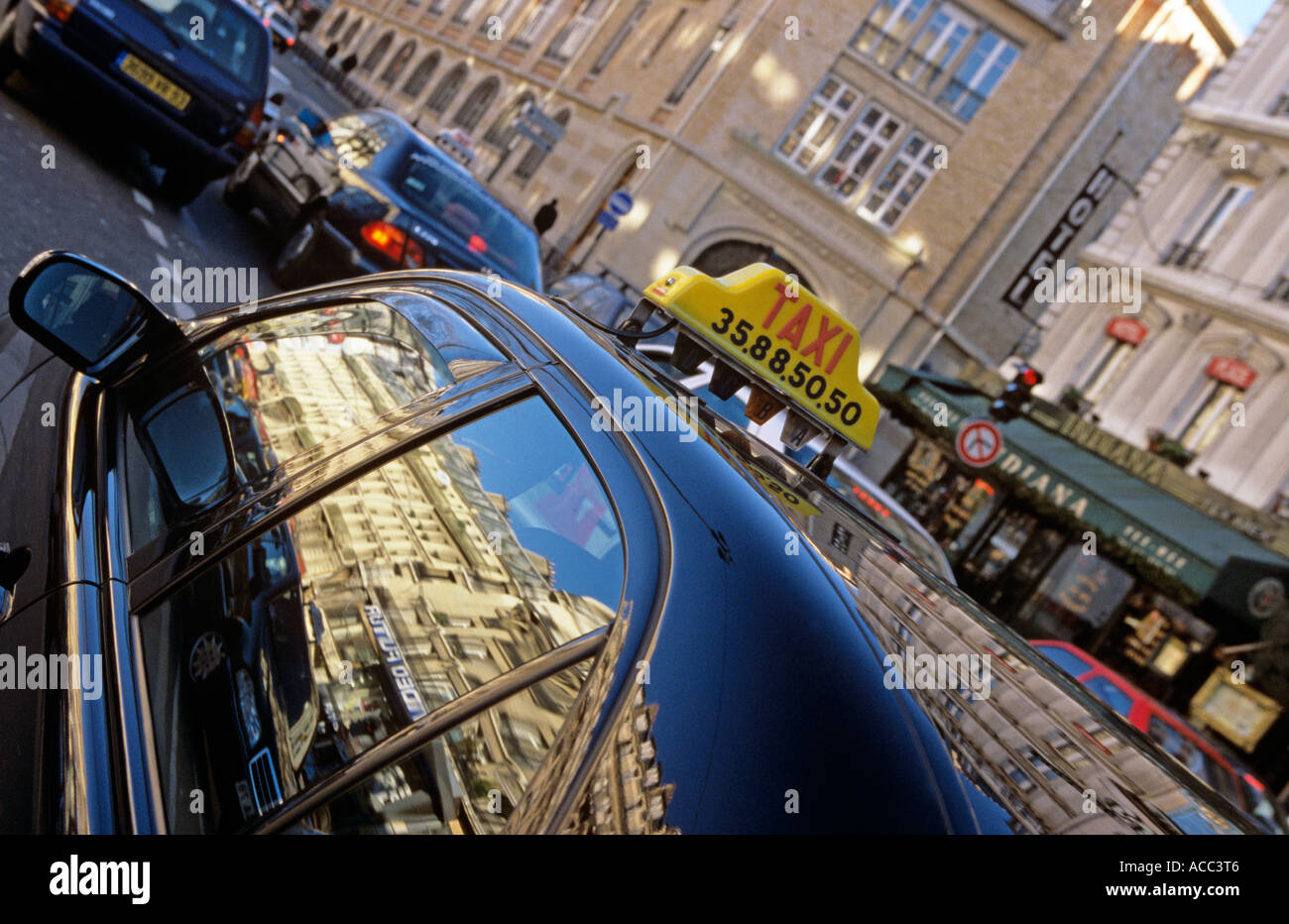 Taxis und Autos im Verkehr auf der belebten Straße, Paris, Frankreich Stockfoto