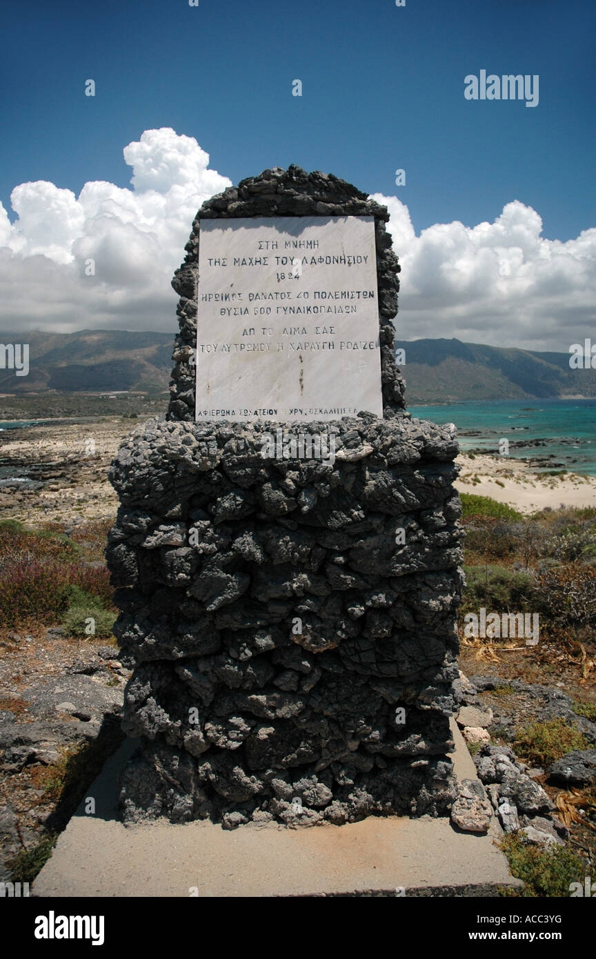 Gedenktafel des Massakers von Zugriffszeiten Griechen durch die Türken im Jahre 1824 auf Elafonissi Inselchen in der Nähe der südöstlichen Spitze der griechischen Insel Kreta Stockfoto