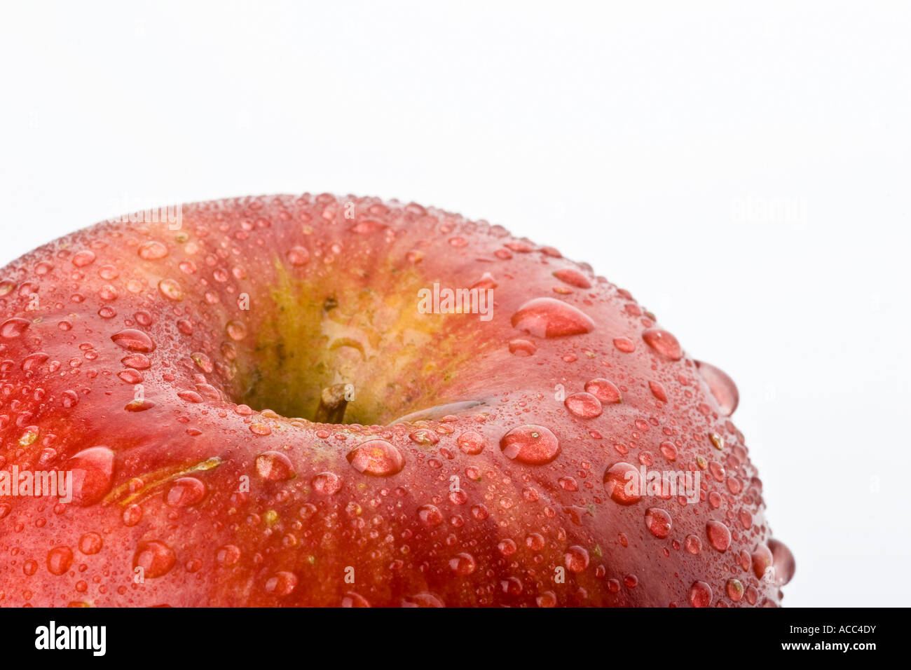 Roter Apfel mit Wassertropfen auf weißem Hintergrund Stockfoto