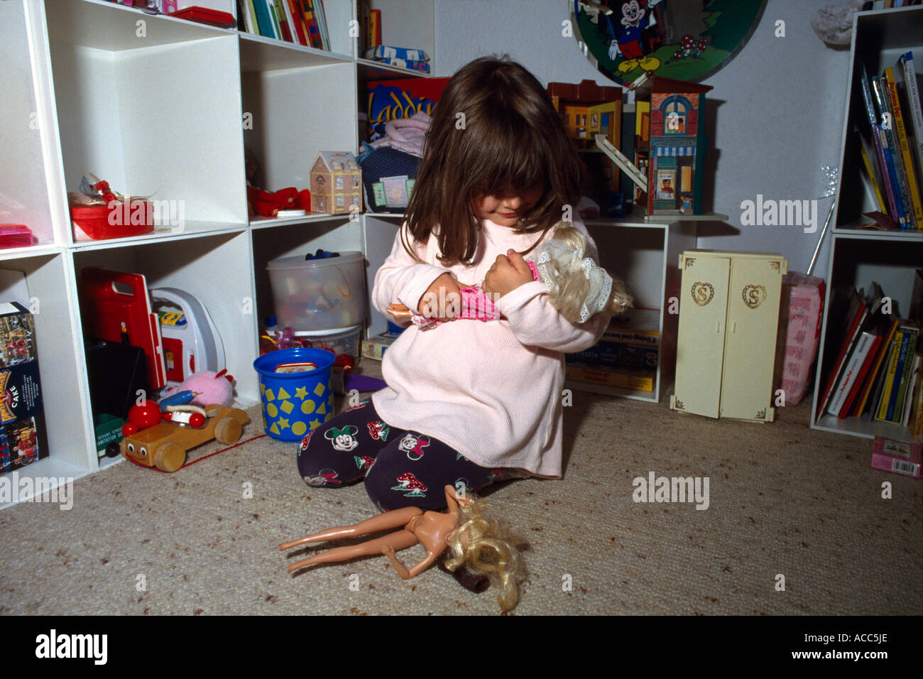 Kind spielt mit Barbie-Puppen Stockfoto