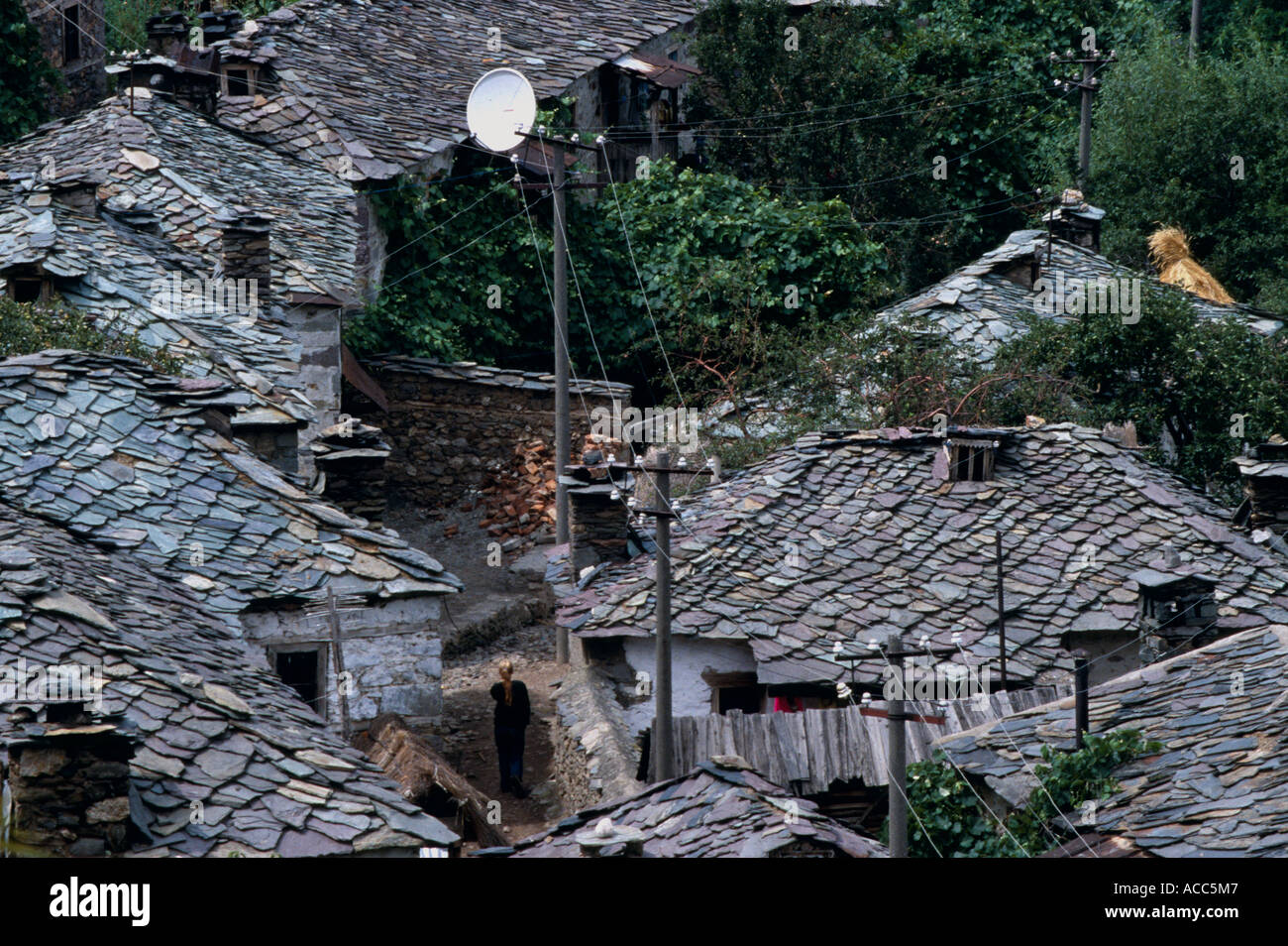 Traditionelle Häuser mit unregelmäßigen Schiefer Dachziegel in Dorf, Kukes, Albanien, Südosteuropa Stockfoto