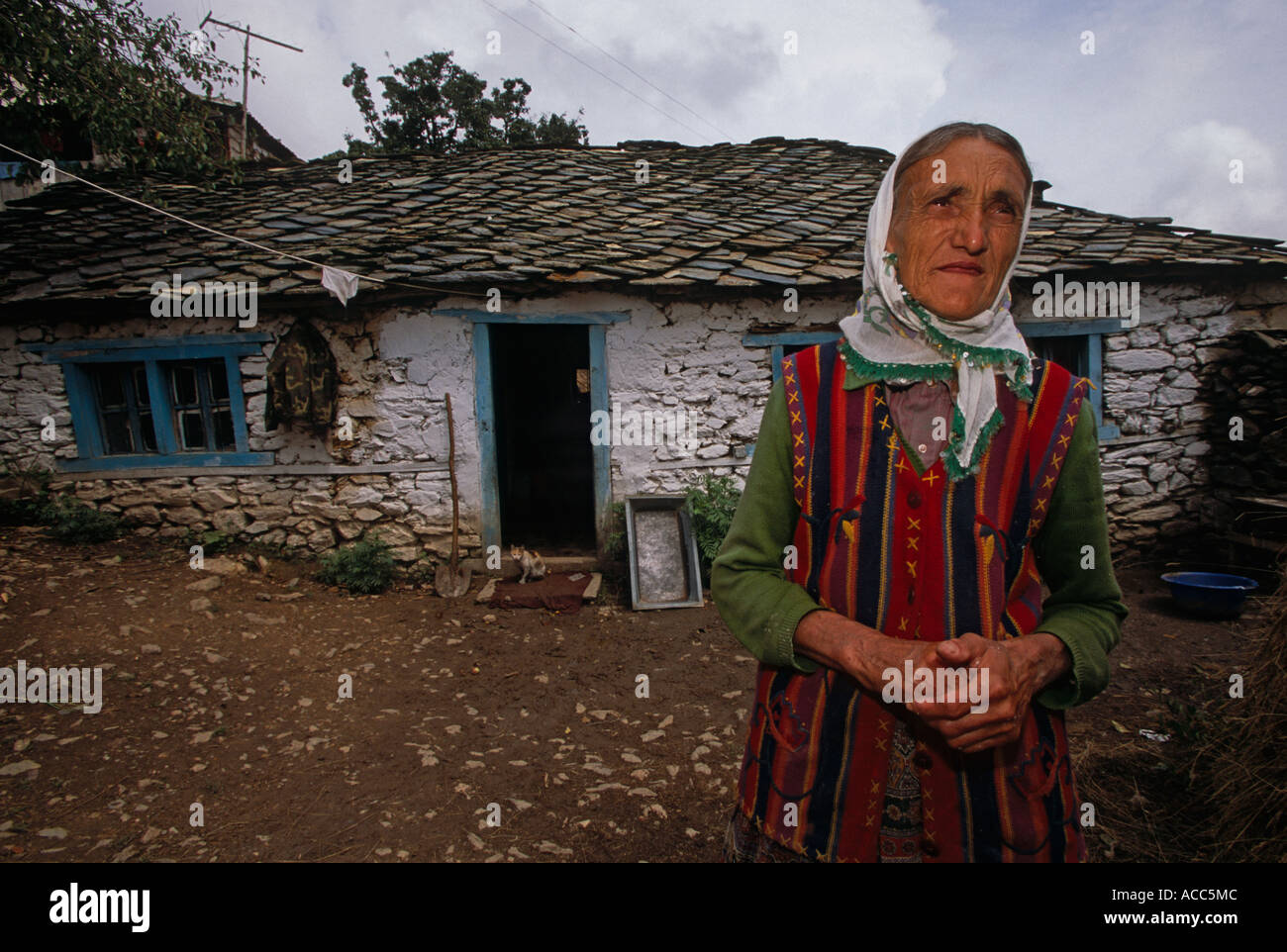 Portrait von albanischen Landwirt durch ihr Zuhause, Kukes, Albanien Stockfoto