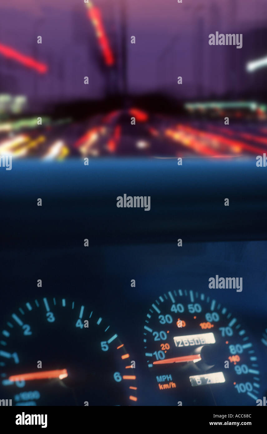 Auto Tacho und unscharfen Nachtverkehr Stockfoto