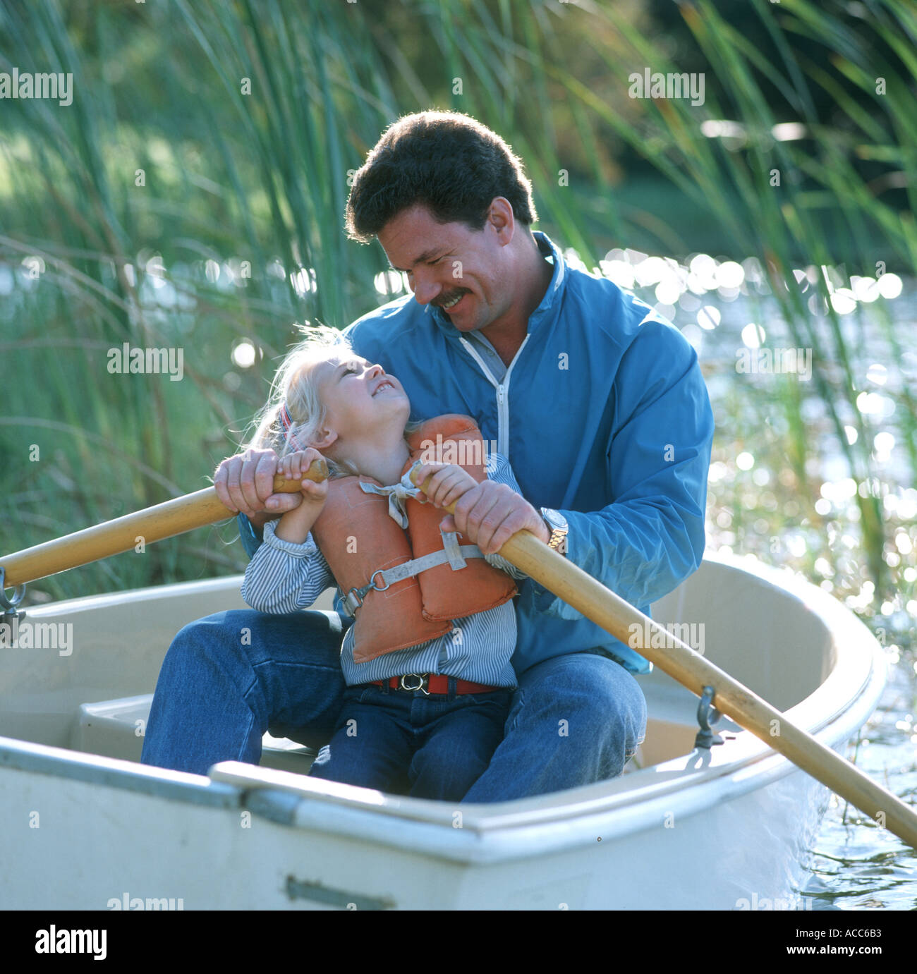 Vater und Tochter kleine Ruderboot im See Stockfoto