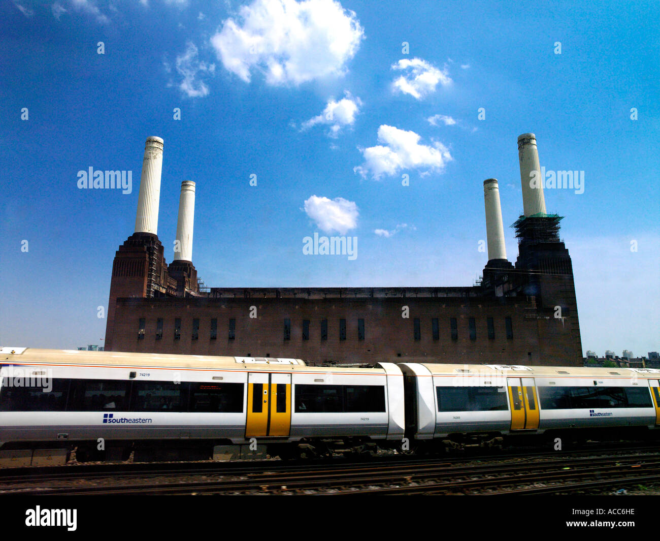 Battersea Power Station und Commuter Zug London England Stockfoto