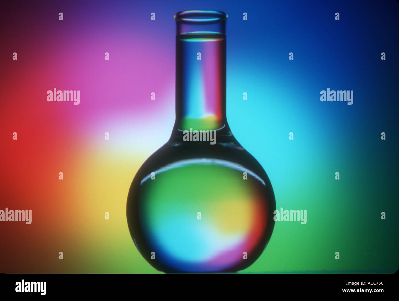 Becher mit Flüssigkeit vor prismatischen Farben Stockfoto