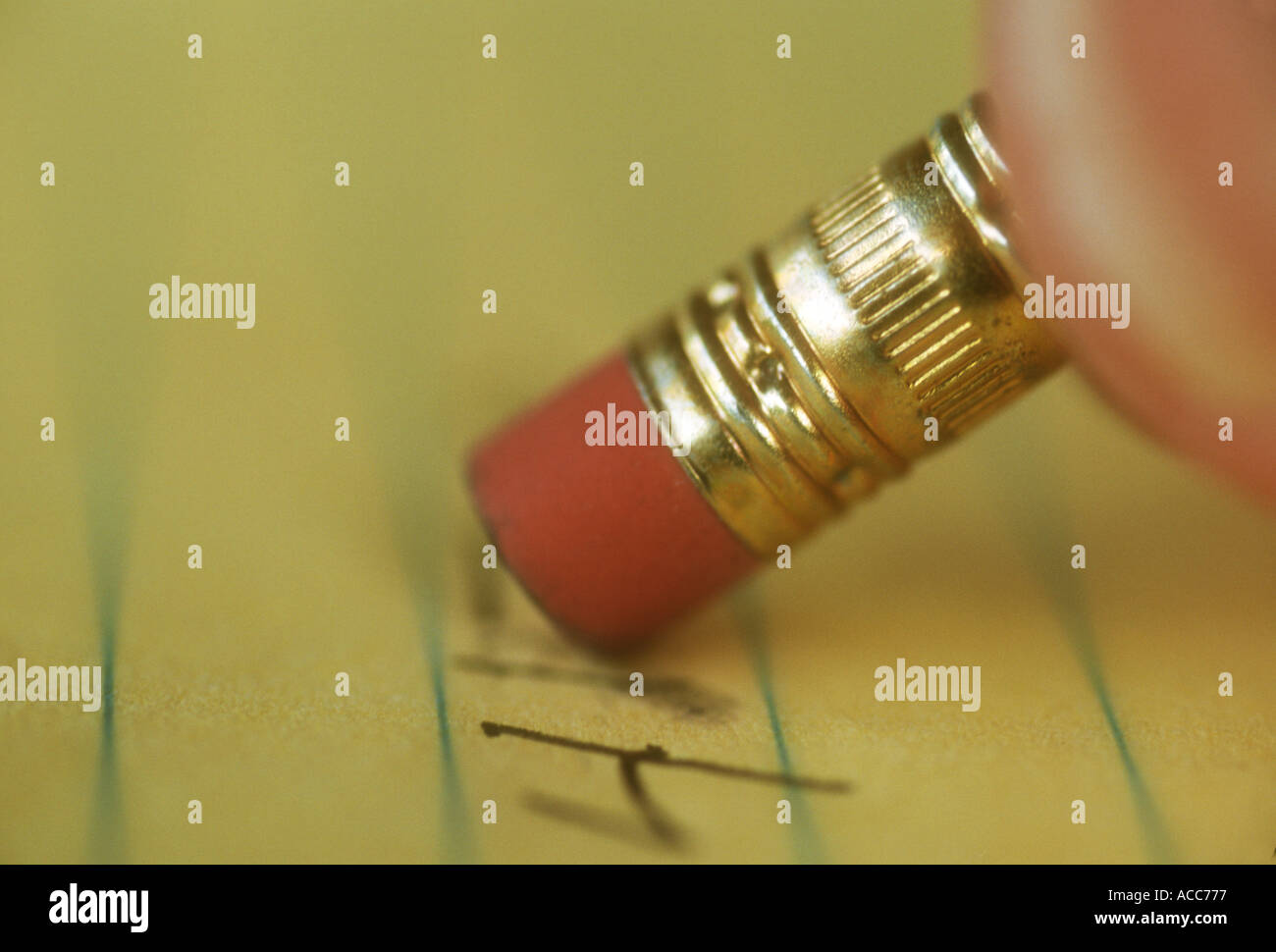 Detailansicht der Finger mit einem Bleistift auf einem Notizblock löschen Stockfoto