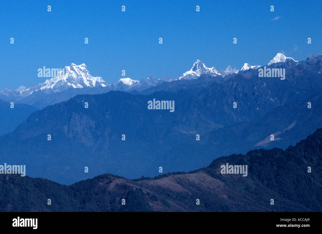 Malerische Aussicht auf die schneebedeckten Berge, gegen den blauen Himmel, Bhutan, Südasien Stockfoto